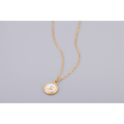 Golden pendant with insertion of a pearly shell medallion decorated with the letter “Zhâ” ظ